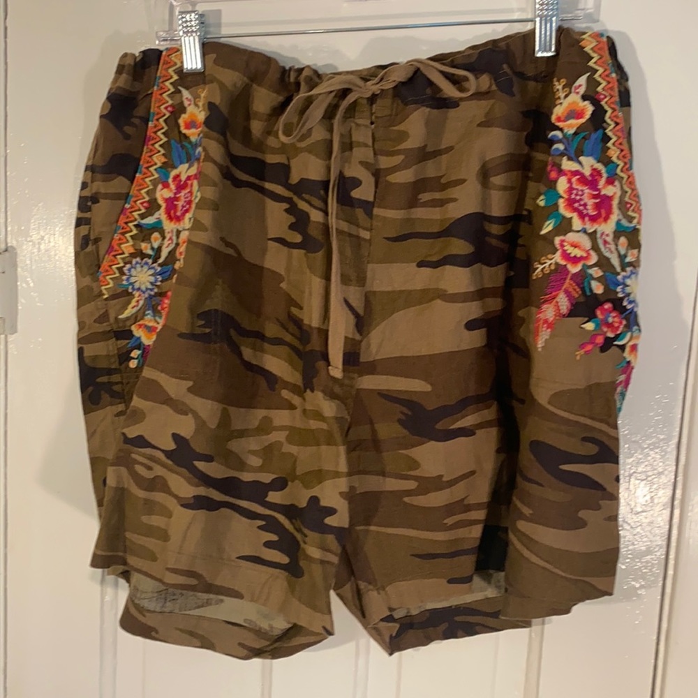 Johnny Was linen shorts, camo/embroidered, XXL